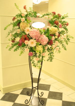 横浜　結婚のお祝いスタンド花